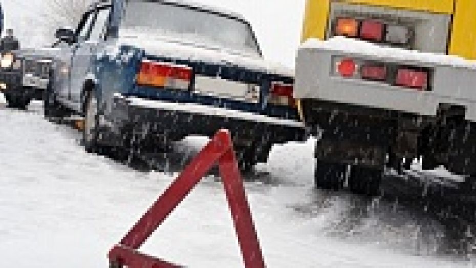 Из-за сильного снегопада в Лискинском районе затруднено движение по автодороге регионального значения Лиски-Острогожск–Каменка