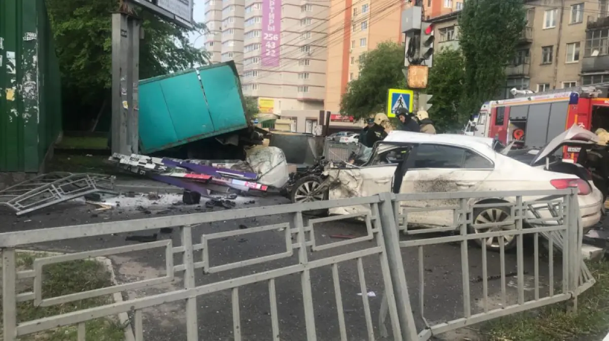 На видео попал момент смертельного ДТП с иномаркой и «Газелью» в Воронеже