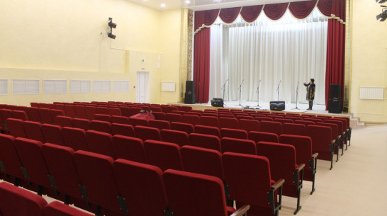 В Доме культуры петропавловского села Старая Меловая оборудовали зрительный зал и сцену