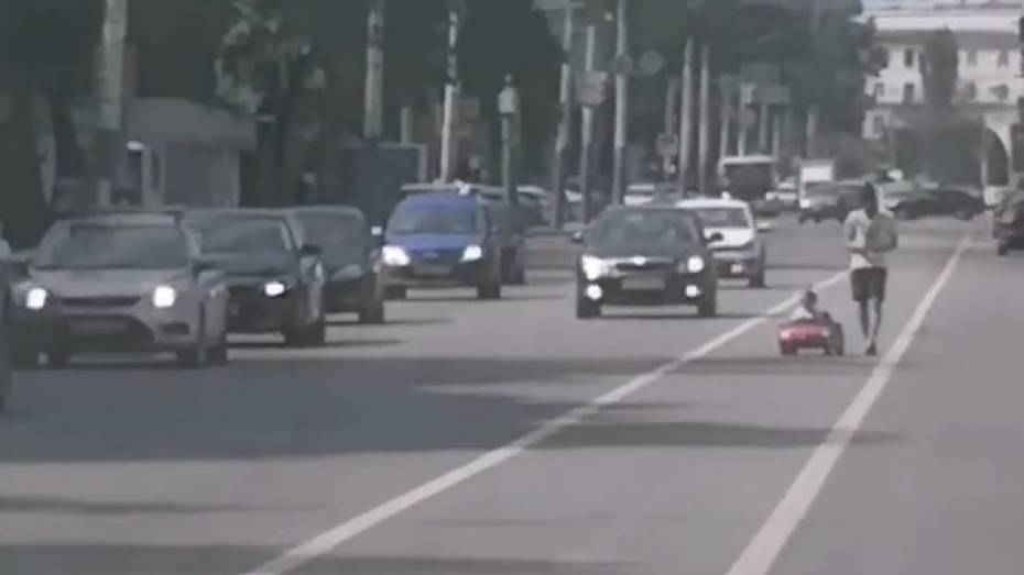 Воронежская полиция изучит видео прогулки «отца года» с ребенком по проезжей части