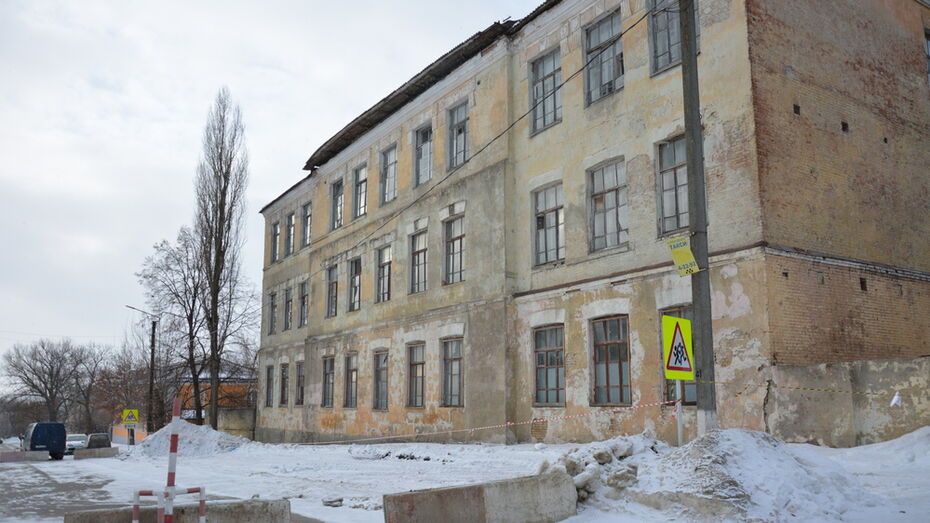 В Острогожске обрушилась крыша на старой казарме воинской части