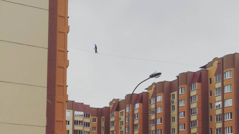 В Воронеже канатоходцы прошли между «крыльями» 10-этажки