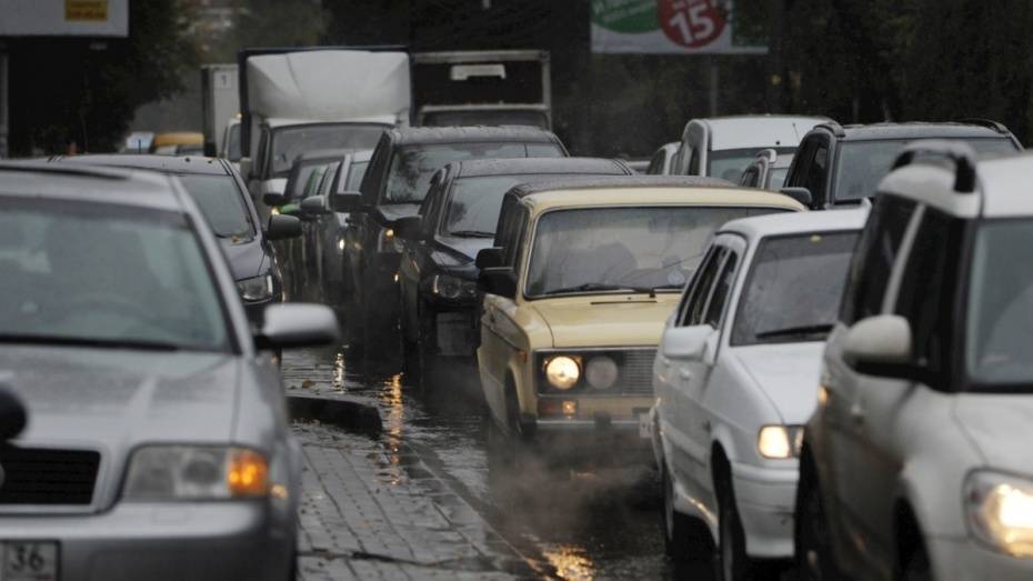 Неработающий светофор спровоцировал пробку на улице Остужева в Воронеже