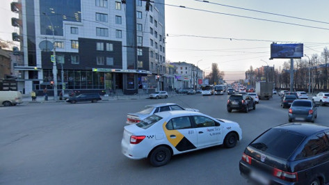 На оживленном перекрестке в центре Воронежа отключились светофоры
