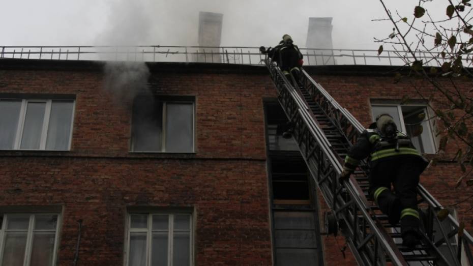 В Воронеже при пожаре в доме на улице Ленинградской пострадал человек