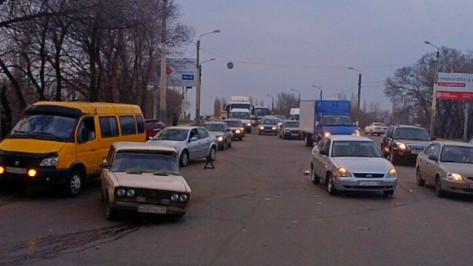 В Воронеже на улице Новосибирской иномарка врезалась в столб