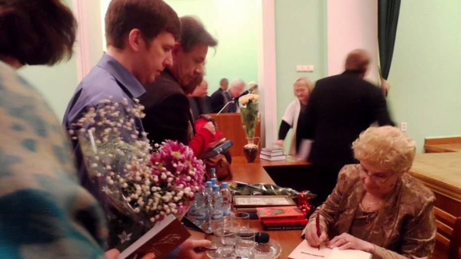 Вдова Валентина Пикуля подарила свои книги семилукской библиотеке