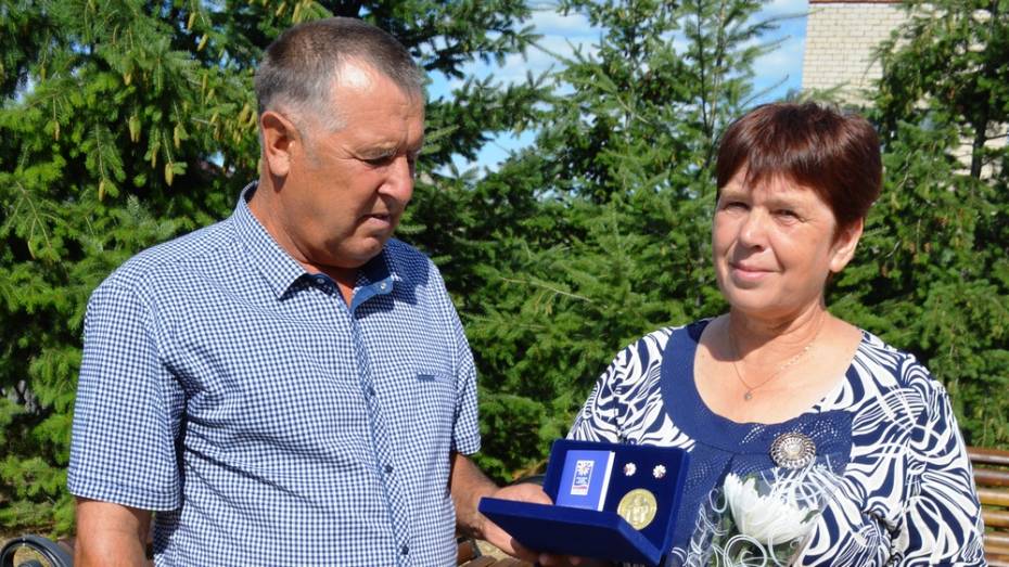 Многодетные супруги Назенцевы из репьевского села получили медаль «За любовь и верность»