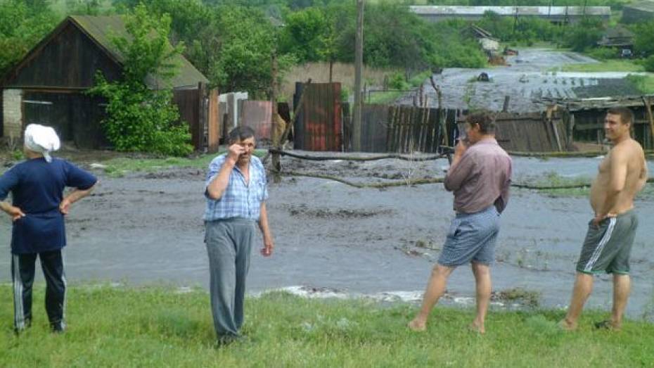 В Новохоперском районе поселок залило грязевым потоком  с полей