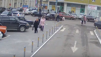 В центре Воронежа «ВАЗ» сбил женщину: ДТП попало на видео