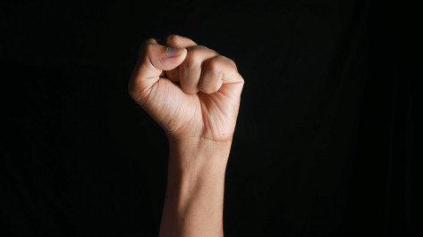 В Воронеже мужчина избил 68-летнюю пенсионерку, попросившую уступить место на скамейке