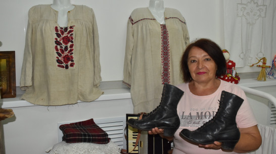 Жительница Кантемировки передала культработникам 100-летние рубахи и черевички