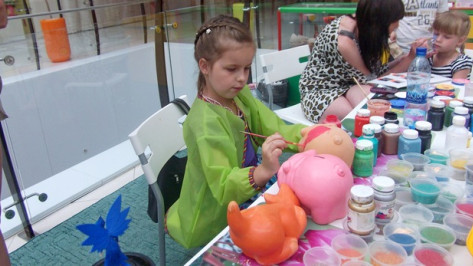 В День защиты детей воронежские малыши обменивали фанты на подарки и сладости 