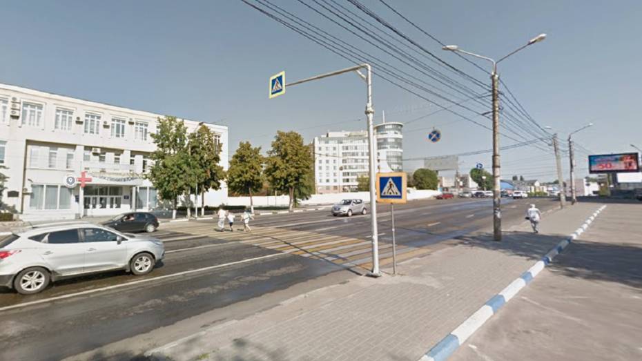 В центре Воронежа автомобиль на большой скорости едва не сбил 2 пешеходов на «зебре»