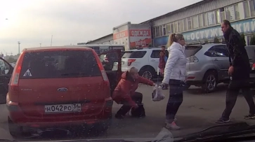 В Воронеже разгневанный пешеход разбил иномарку 