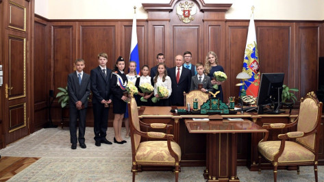 Владимир Путин вручил паспорт юному жителю Воронежской области