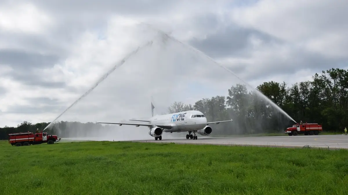 Первый самолет Fly one из Кишинева встретили в Воронеже водяной аркой