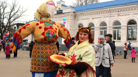 Подгоренский повар испекла на Масленицу блины полметра в диаметре