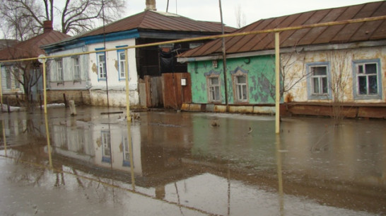 В Новохоперске талая вода залила улицу Привокзальную