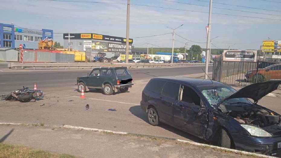 В Воронеже столкнулись Ford Focus и мотоцикл Yamaha: пострадали 2 человека