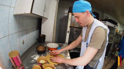 «Правильная готовка всегда сопровождается молитвой»: как в воронежском монастыре пекут куличи к Пасхе