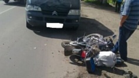 В Таловой фургон Citroen врезался в скутер