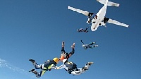 Воронежские парашютистки ради рекорда снимут рекламу в небе  