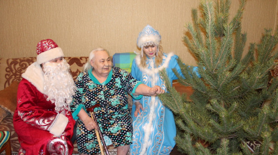 В Верхнемамонском районе одиноким пенсионерам подарили новогодние елки