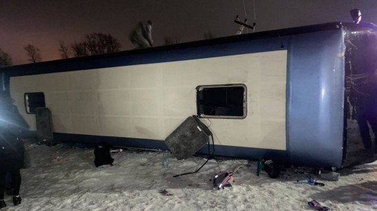 Рейсовый автобус с 40 пассажирами перевернулся под Воронежем: есть пострадавшие