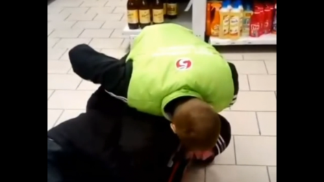 Полиция начала проверку по видео «задержания вора» сотрудником «Пятерочки» в Воронеже 