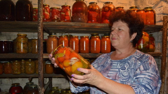 Нижнедевицкие селяне законсервировали на зиму сотни банок овощей