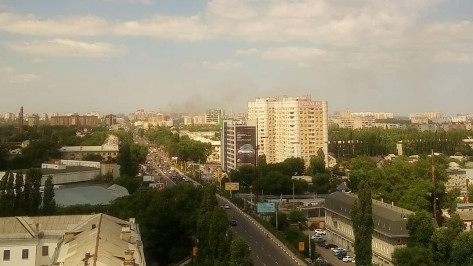 Очевидцы: расселенный дом загорелся в Коминтерновском районе Воронежа