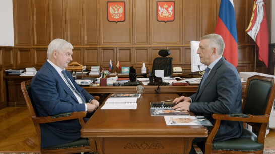 Губернатор Воронежской области Александр Гусев и ректор ВГТУ Дмитрий Проскурин обсудили программы развития вуза