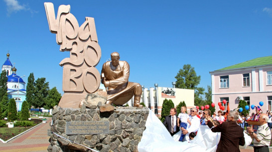 Репьевский скульптор изготовил памятник ремесленникам для Белгородской области