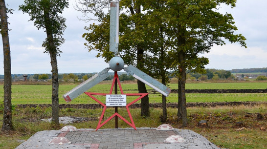 В бутурлиновском селе установили памятник погибшим в ВОВ летчикам