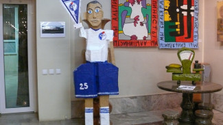 Воронежский художник вырезал деревянного футболиста команды «Факел»