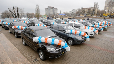 Лучшие работники сельского хозяйства Воронежской области получили автомобили