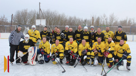 Хоккей перед Рождеством. На ледовой площадке Рамонского района прошел предпраздничный матч под открытым небом