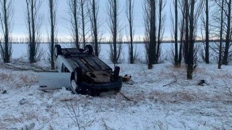 В Воронежской области вылетела с дороги и перевернулась «Гранта»: погибла 42-летняя женщина