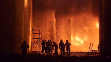 Появилось видео с горящей после атаки БПЛА нефтебазы рядом с Воронежской областью