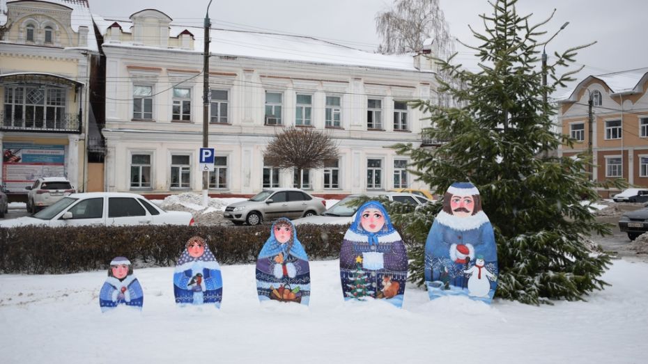 В центре Борисоглебска к Новому году установили фигуры матрешек