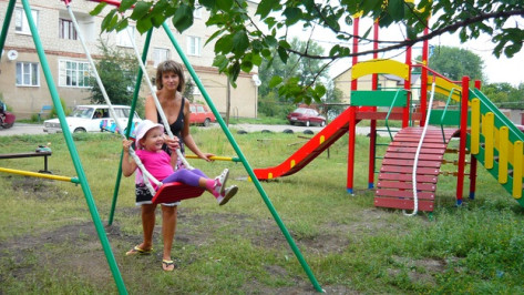 В Верхнем Мамоне появились три новые детские площадки