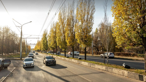 В Воронеже Hyundai Solaris врезался в КамАЗ: пострадал 30-летний мужчина