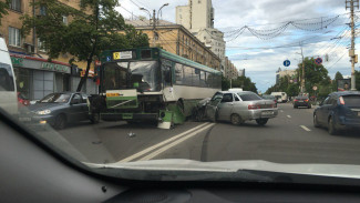 Авария с автобусом и «ВАЗом» в центре Воронежа попала на видео