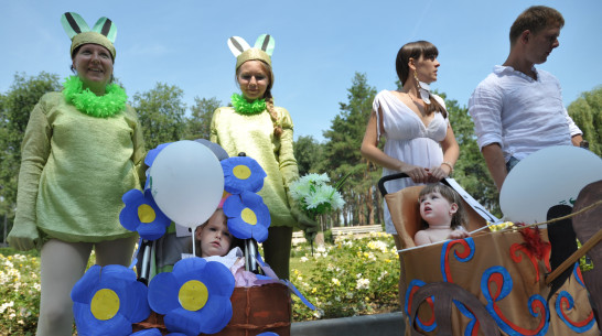 В воронежском парке «Алые паруса» разъезжали шахматная королева, маленькая Джульетта в замке и греческая богиня в колеснице