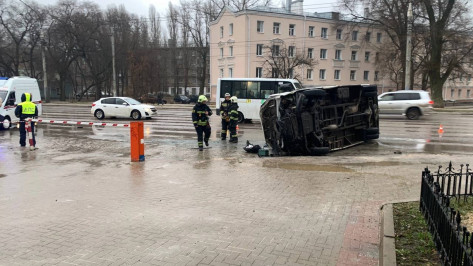 Угнанная Mazda спровоцировала падение маршрутки у Воронежского мехзавода