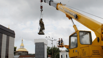 В Калаче перенесли памятник Ленину 