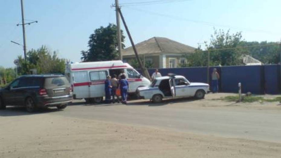  В Богучарском районе 50-летняя женщина на скутере врезалась в «семерку»