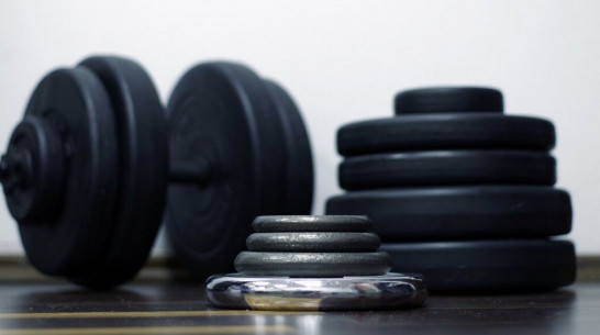 Воронежец кидал из окна спортинвентарь и катался в лифте голым: видео из Борового