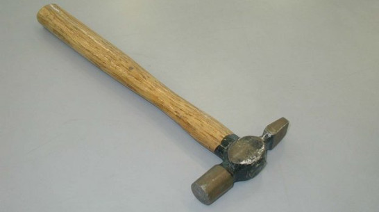 Жительница Острогожского района избила мужчину молотком и карнизом для штор